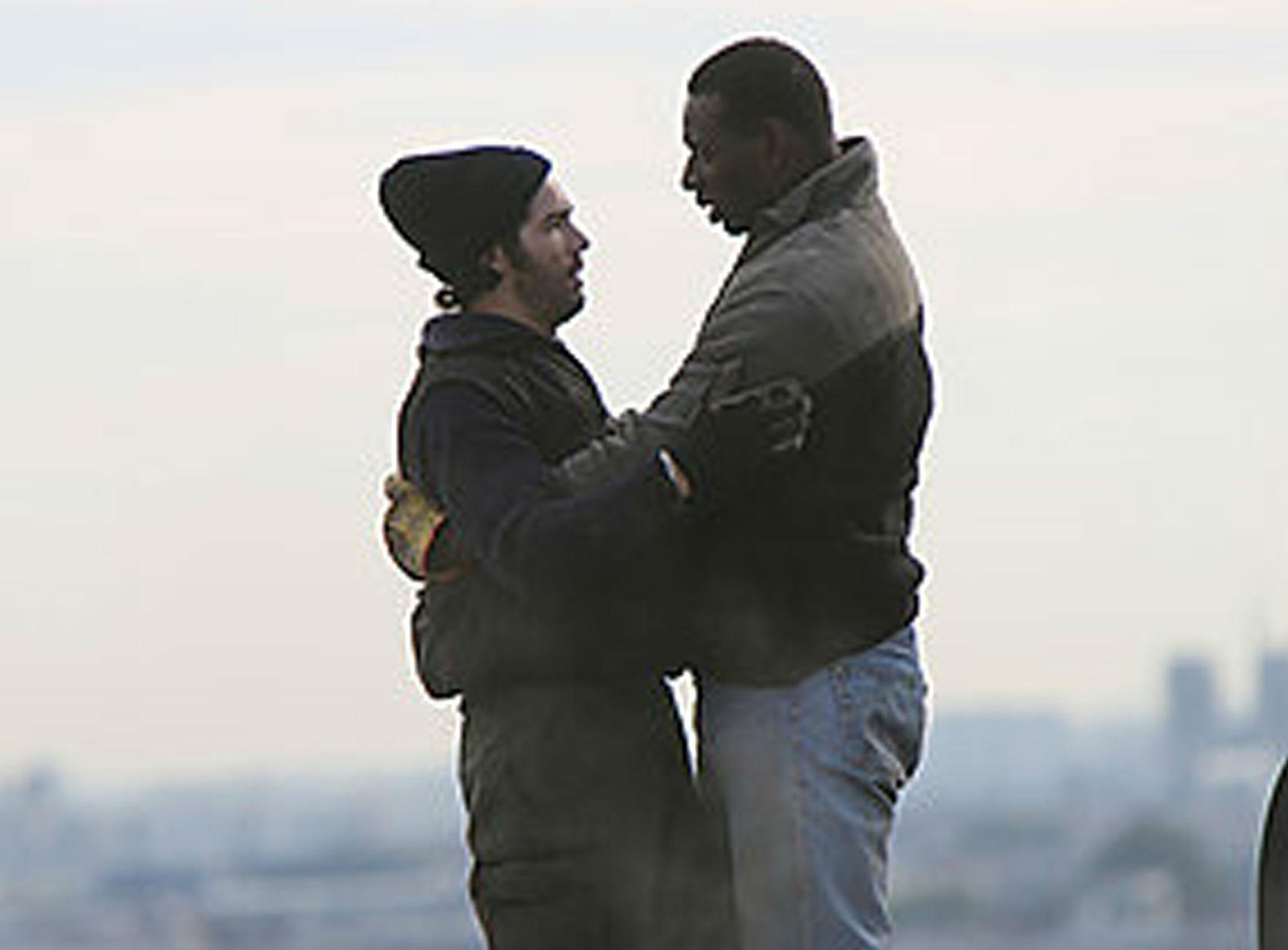 Fuga pelos telhados de imigrantes ilegais em Paris no filme Samba