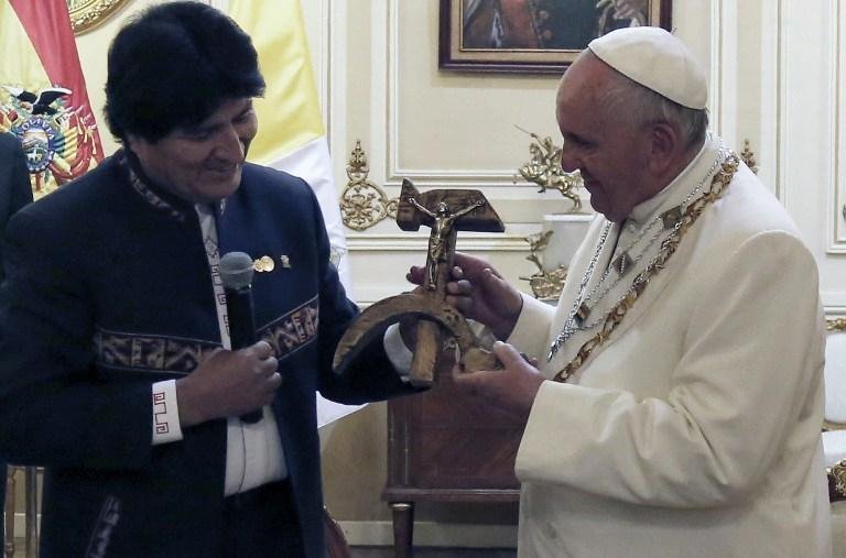 Evo Morales presenteia Papa Francisco com um crucifixo comunista
