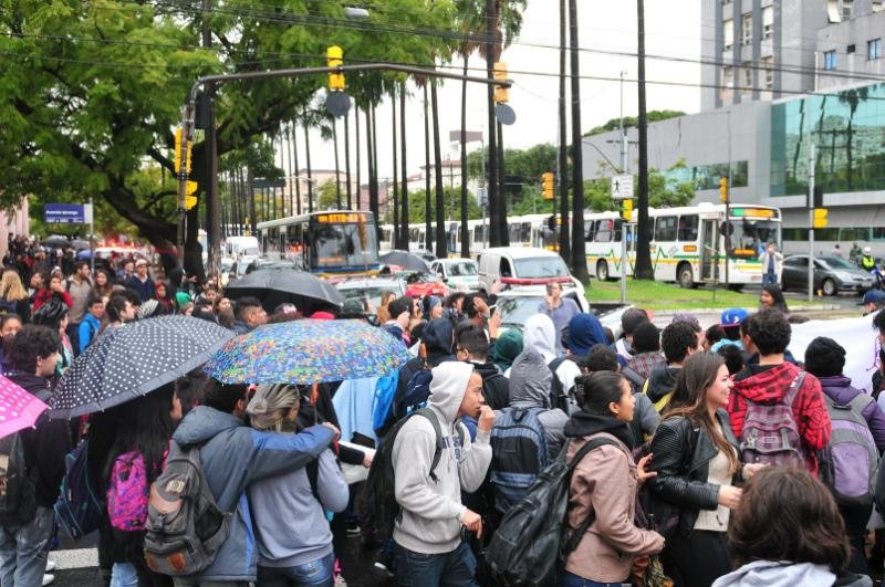 Estudantes do col&eacute;gio Prot&aacute;sio Alves voltam a protestar por seguran&ccedil;a