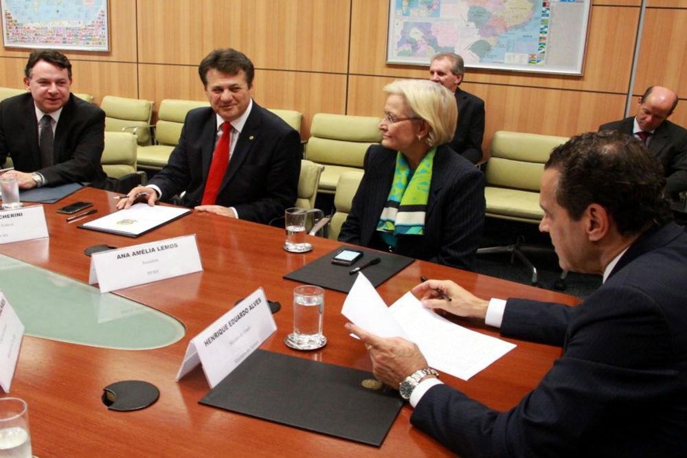 Pol&iacute;ticos ga&uacute;chos se encontraram com o ministro do Turismo, Henrique Alves, em Bras&iacute;lia