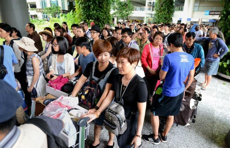 Passageiros bloqueados no aeroporto internacional Ngura Rai de Bali 