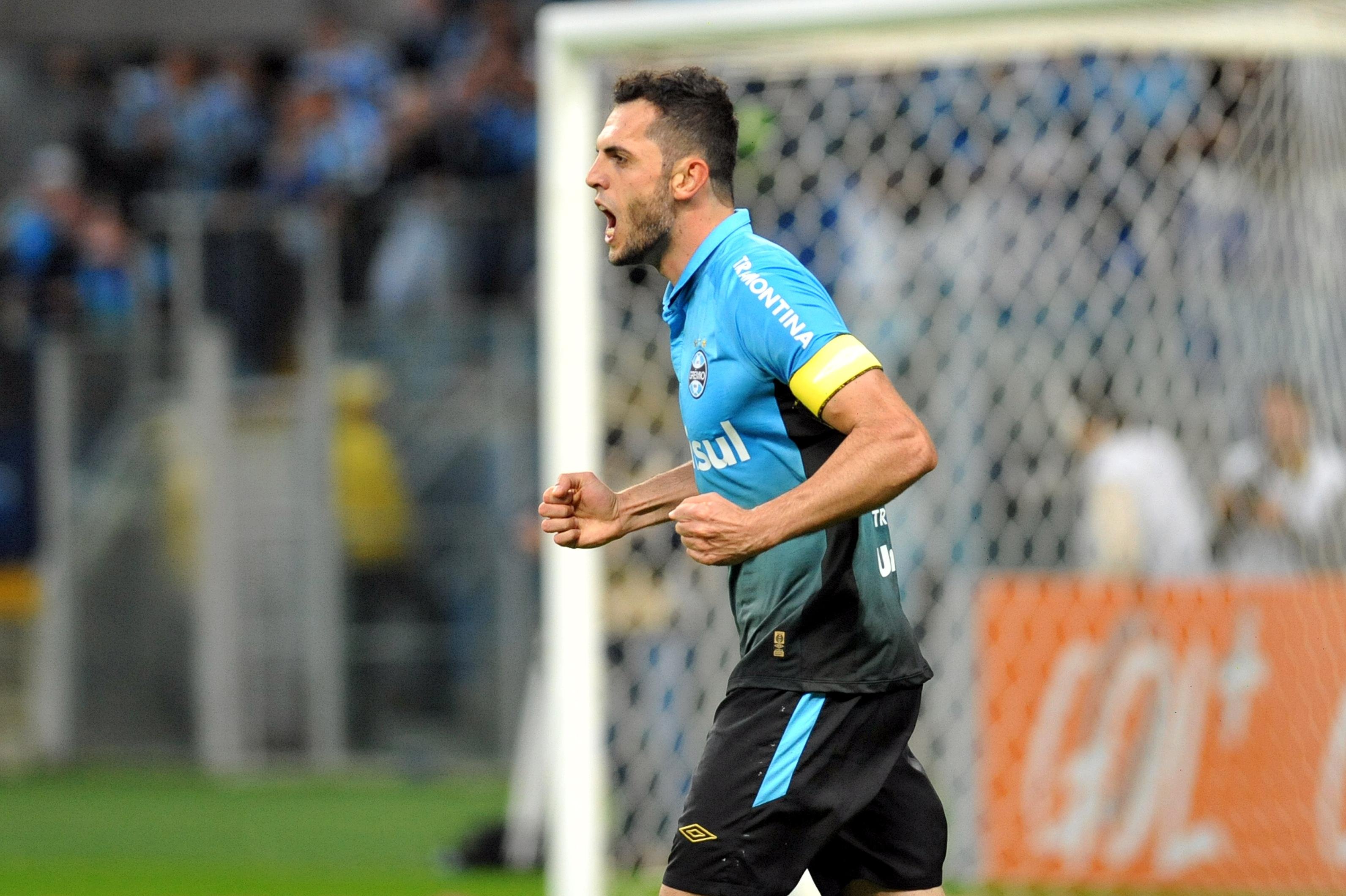Gr&ecirc;mio deve oferecer aumento de sal&aacute;rio para manter Rhodolfo 