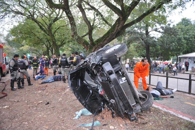 Ve&iacute;culo capotou em frente ao gin&aacute;sio Tesourinha