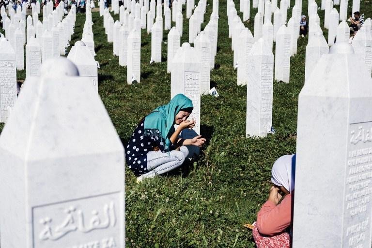 Agress&atilde;o ocorreu durante cerim&ocirc;nia do massacre de Srebrenica