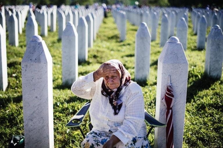 B&oacute;snia recorda massacre de Srebrenica