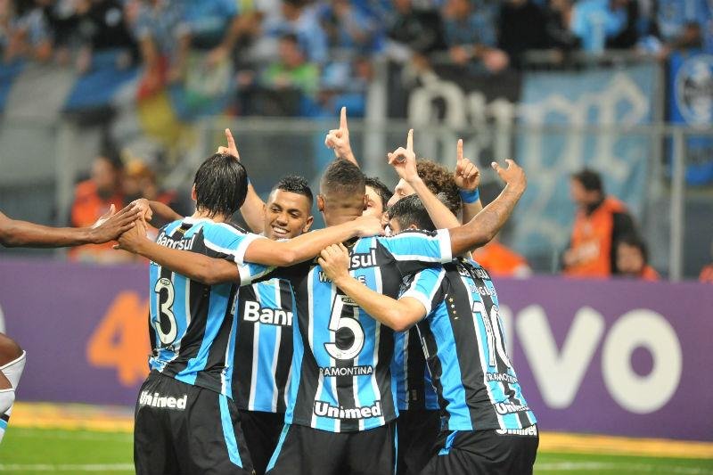 Gr&ecirc;mio melhora no segundo tempo e vence Vasco na Arena 