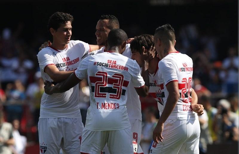 S&atilde;o Paulo vence o Coritiba, por 3 a 1, no Morumbi 