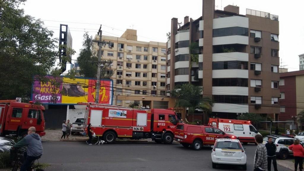 Bombeiros e Defesa Civil verificam se houve danos estruturais no pr&eacute;dio