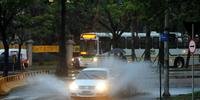 Forte chuva provoca alagamentos e transtornos no trânsito em Porto Alegre
