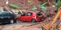 Muro cai em cinco carros em São Leopoldo