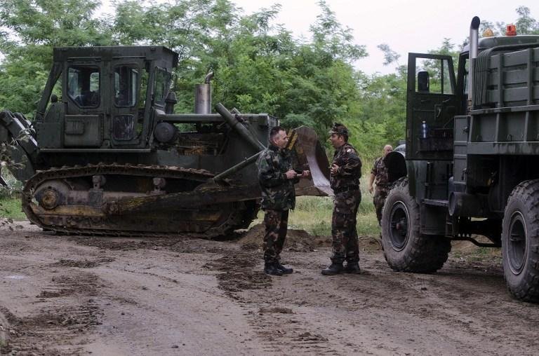 Ex&eacute;rcito h&uacute;ngaro come&ccedil;ou a erguer o muro de quatro metros