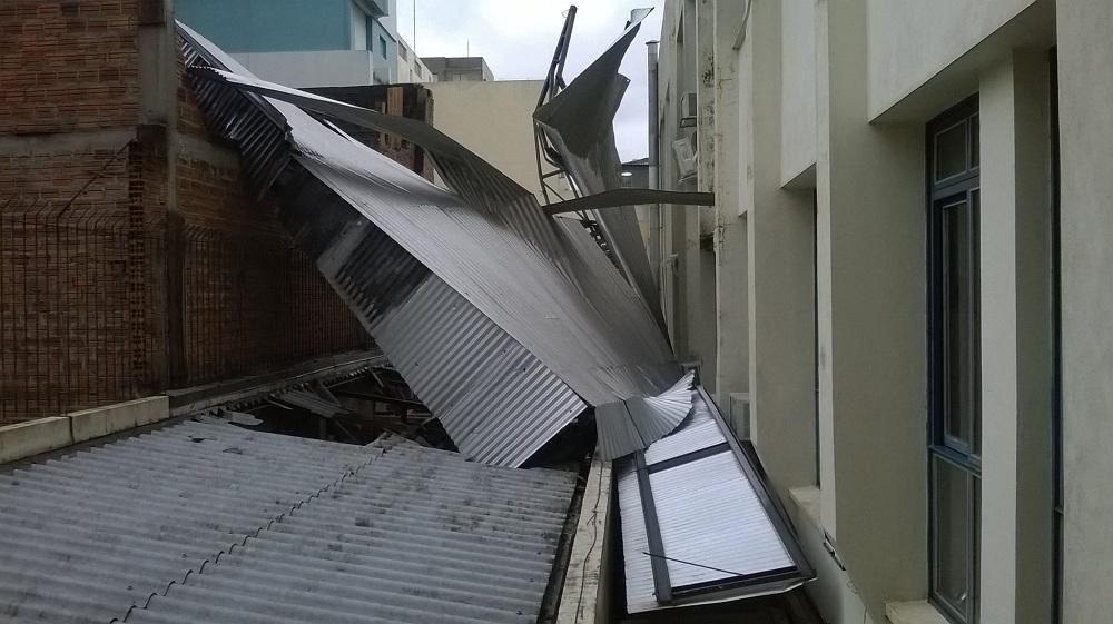 Com for&ccedil;a do vento, estrutura atinge telhado da C&acirc;mara de Santa Maria