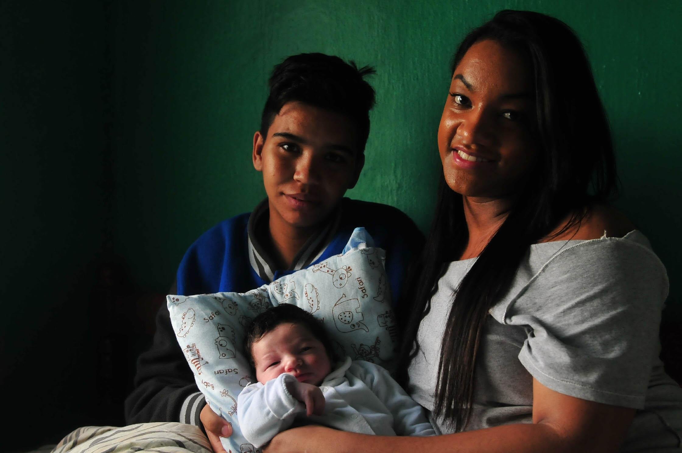 Anderson (E) engravidou, mas &eacute; o pai de Greg&oacute;rio, e Helena &eacute; a m&atilde;e