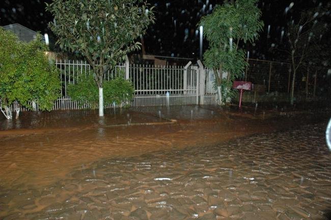 Ao menos oito fam&iacute;lias tiveram as casas invadidas pela &aacute;gua