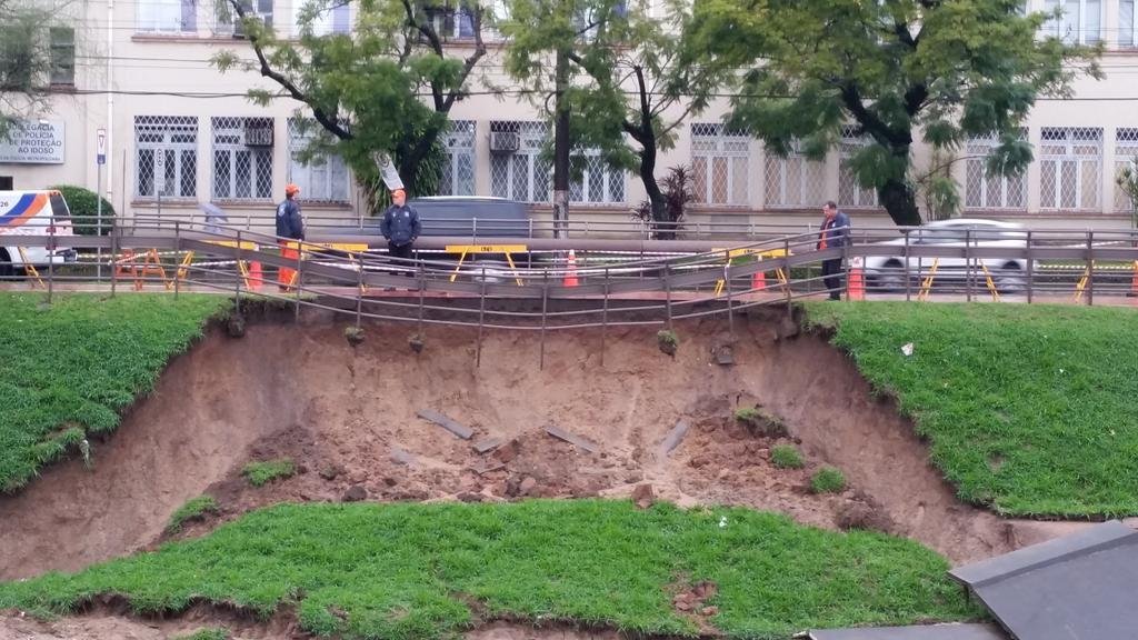 Talude do Arroio Dil&uacute;vio &eacute; isolado para evitar deslizamento