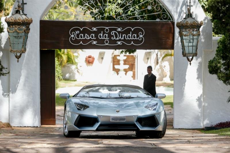 Carros de luxo foram apreendidos na Casa da Dinda