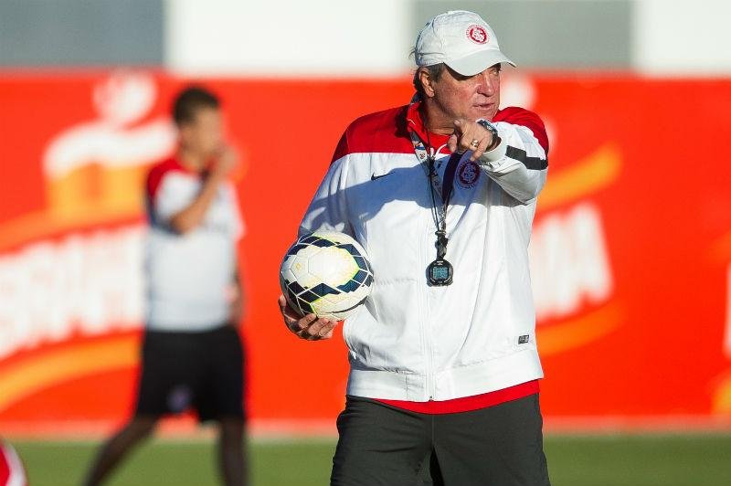 Abel Braga celebra retorno ao Al Jazira e espera por mais t&iacute;tulos no clube 