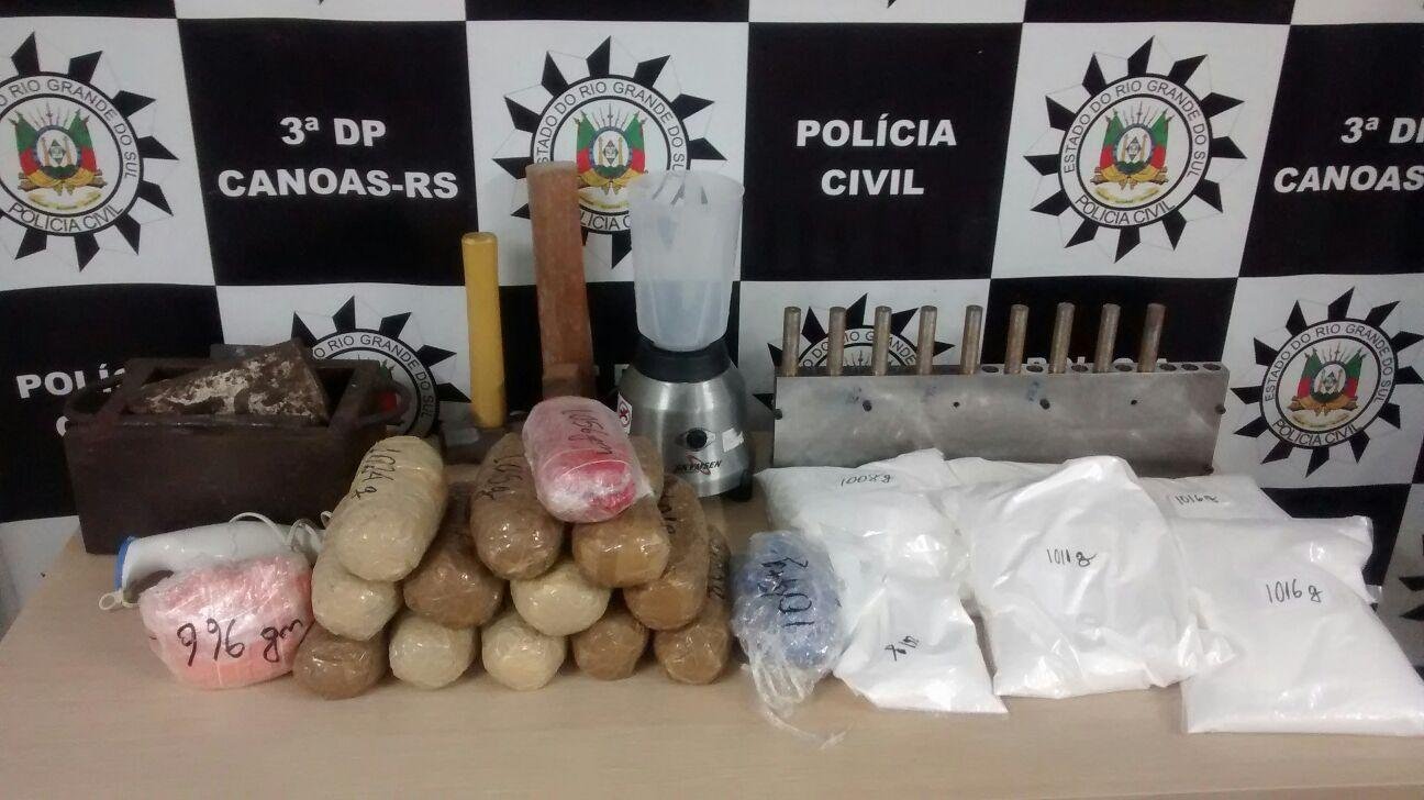 Policiais tamb&eacute;m recolheram materiais utilizados para embalar o entorpecente