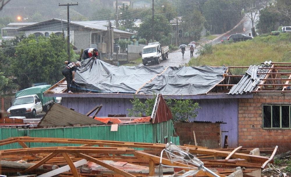 Tornado provoca danos de 2 mil casas no Paran&aacute;
