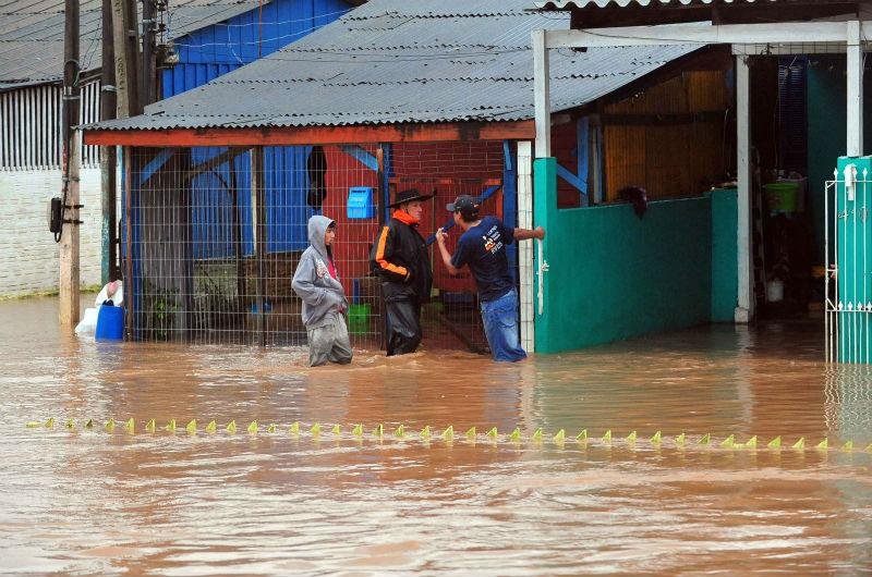 Cerca de 30 mil s&atilde;o afetados pela chuva no RS