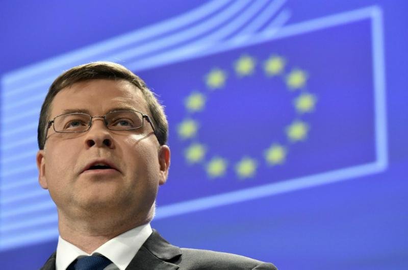 Pagar &eacute; uma pr&eacute;-condi&ccedil;&atilde;o, disse Dombrovskis