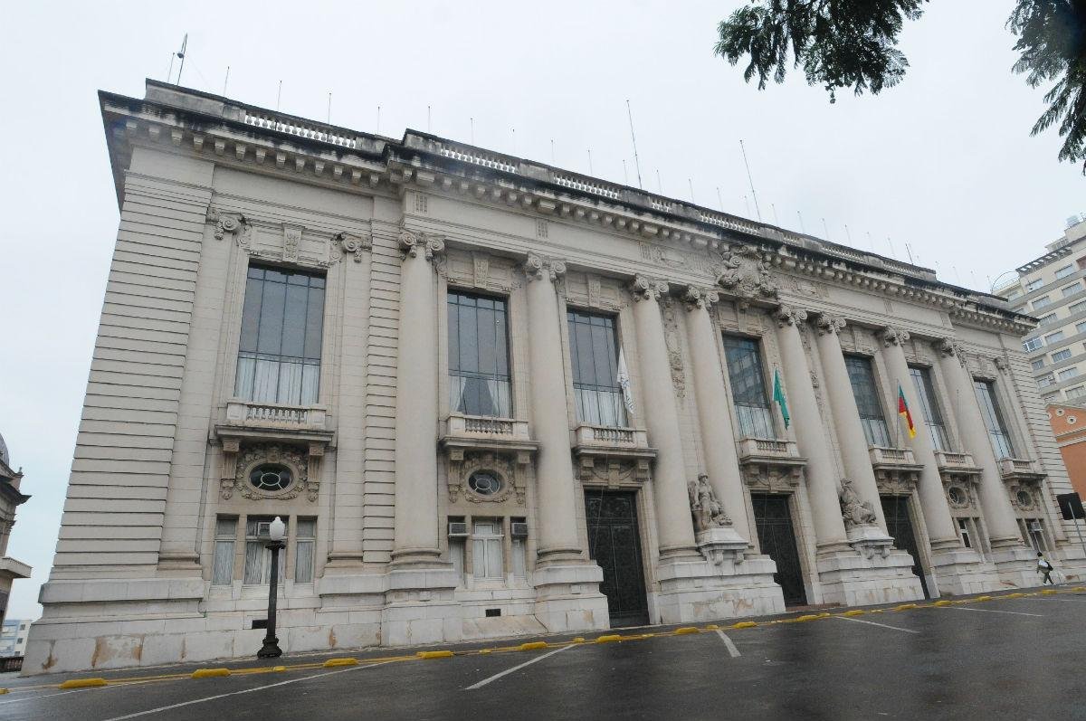 Quase dez mil servidores ter&atilde;o atraso no pagamento de f&eacute;rias em julho