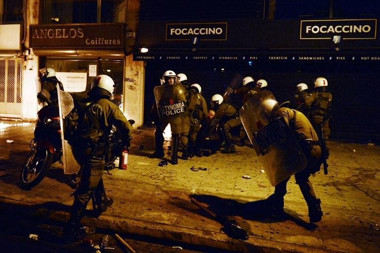 Confrontos entre a pol&iacute;cia e manifestantes ocorreram hoje na principal pra&ccedil;a de Atenas