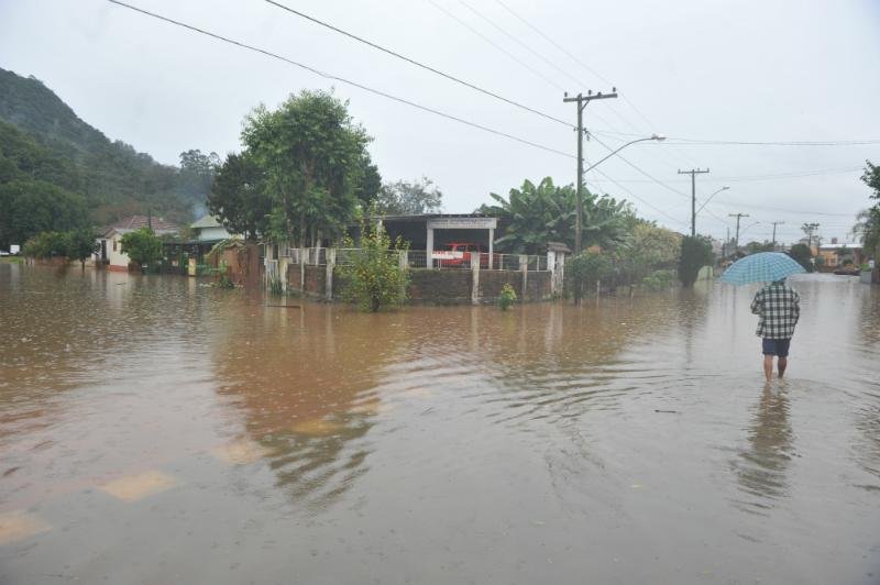 Pelo menos seis das 41 cidades atingidas j&aacute; decretaram emerg&ecirc;ncia