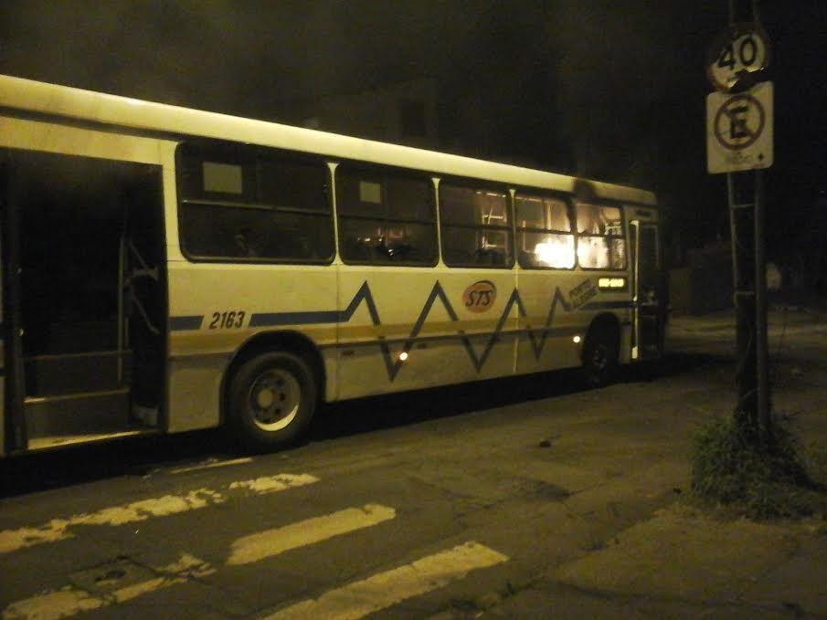 &Ocirc;nibus da linha Orfanotr&oacute;fio foi incendiado na Vila Cruzeiro, zona Sul de Porto Alegre