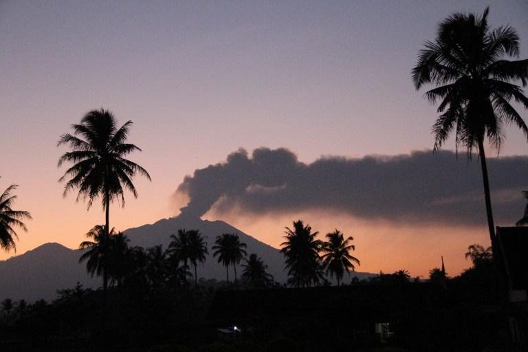 Aeroporto de Juanda, perto de Surabaya, parou de operar por causa da crescente atividade registrada no monte Raung
