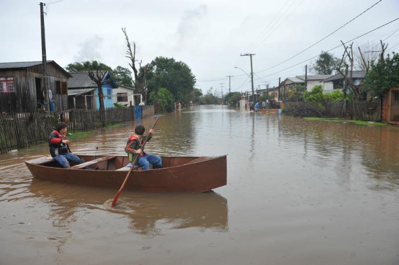 Ministro da Integra&ccedil;&atilde;o Nacional visita cidades atingidas pela chuva