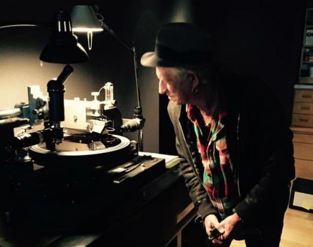 Keith Richards ouve seu novo &aacute;lbum solo
