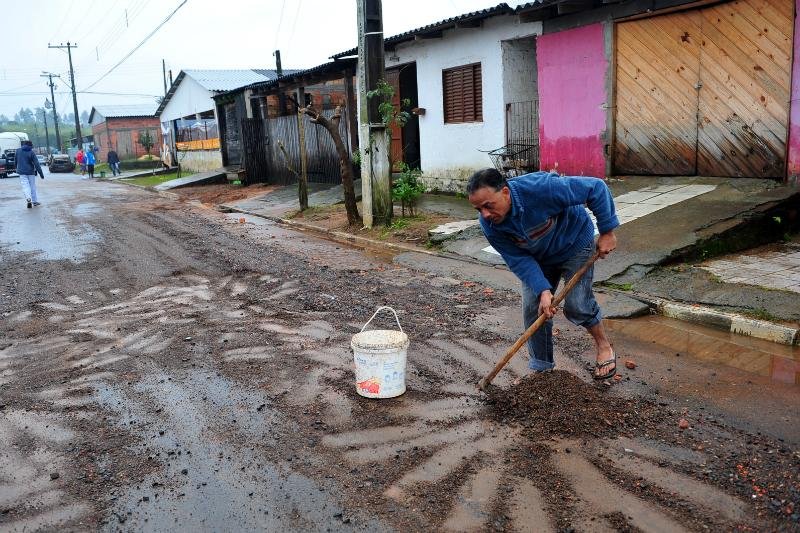 Bairro Parque dos Anjos, um dos mais afetados, as fam&iacute;lias encontraram muito lodo e sujeira