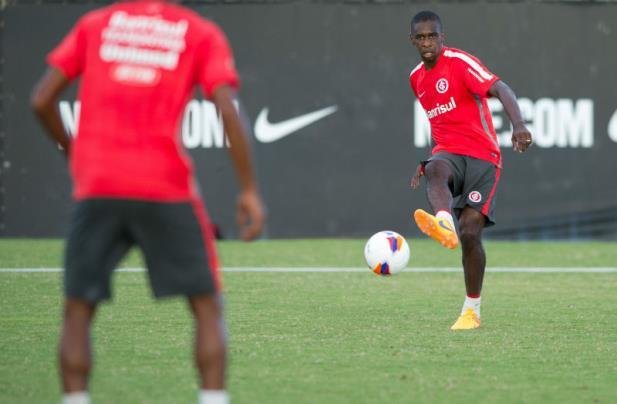 Juan voltar&aacute; aos gramados ap&oacute;s 35 dias se recuperando de les&atilde;o