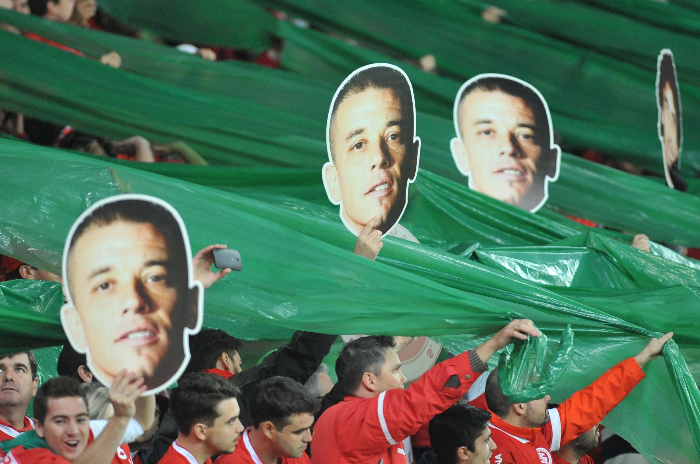 Torcida homenageou o capit&atilde;o na partida em Porto Alegre