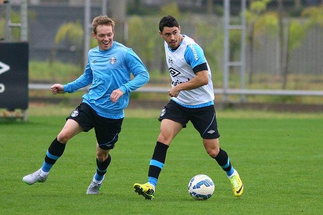 Roger encaminha Gr&ecirc;mio em treino fechado no CT Carvalho 