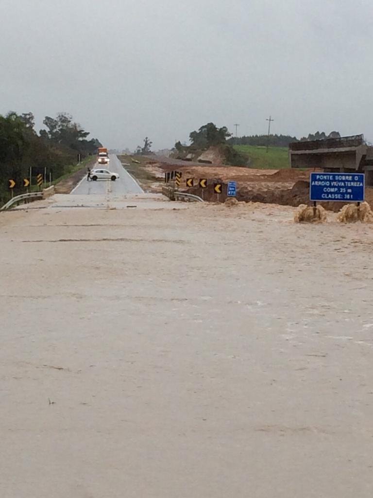 &Aacute;gua cobre a ponte na BR 116