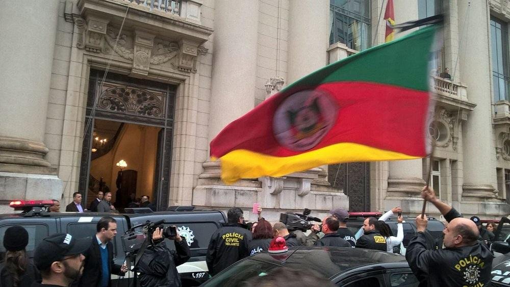 Manifesta&ccedil;&atilde;o de policiais civis terminou em frente ao Piratini
