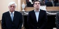 Tsipras (à direita) participa da posse de novos ministro