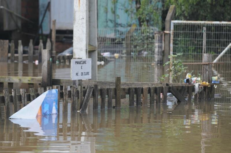 Moradores enfrentam enchente no bairro Olaria, em Cachoeirinha