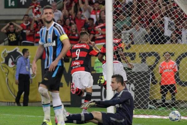 Gr&ecirc;mio erra demais e &eacute; superado pelo Flamengo 