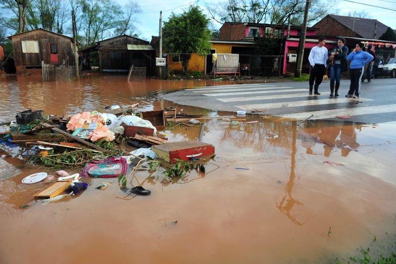 Na segunda, moradores j&aacute; tiveram que sair de casa devido &agrave; enxurrada