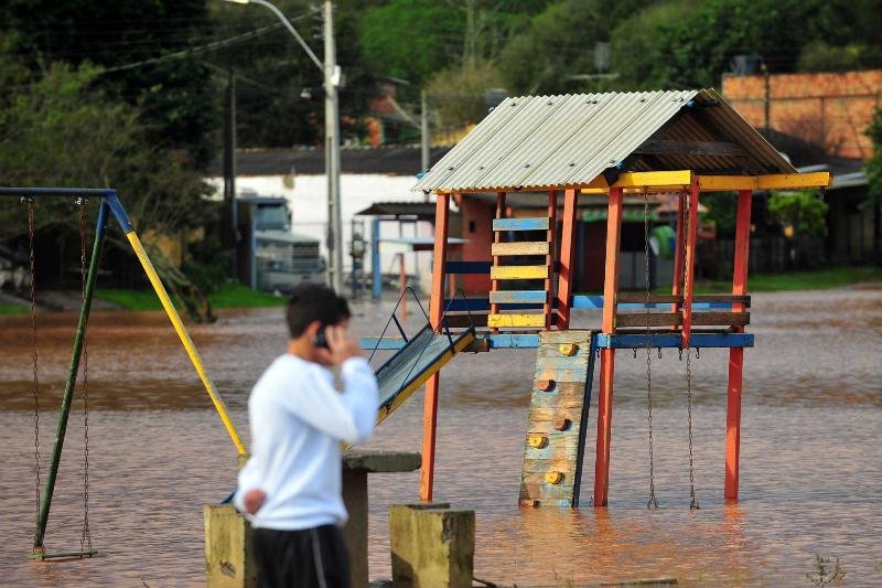 Defesa Civil orienta moradores de Esteio a deixarem casas