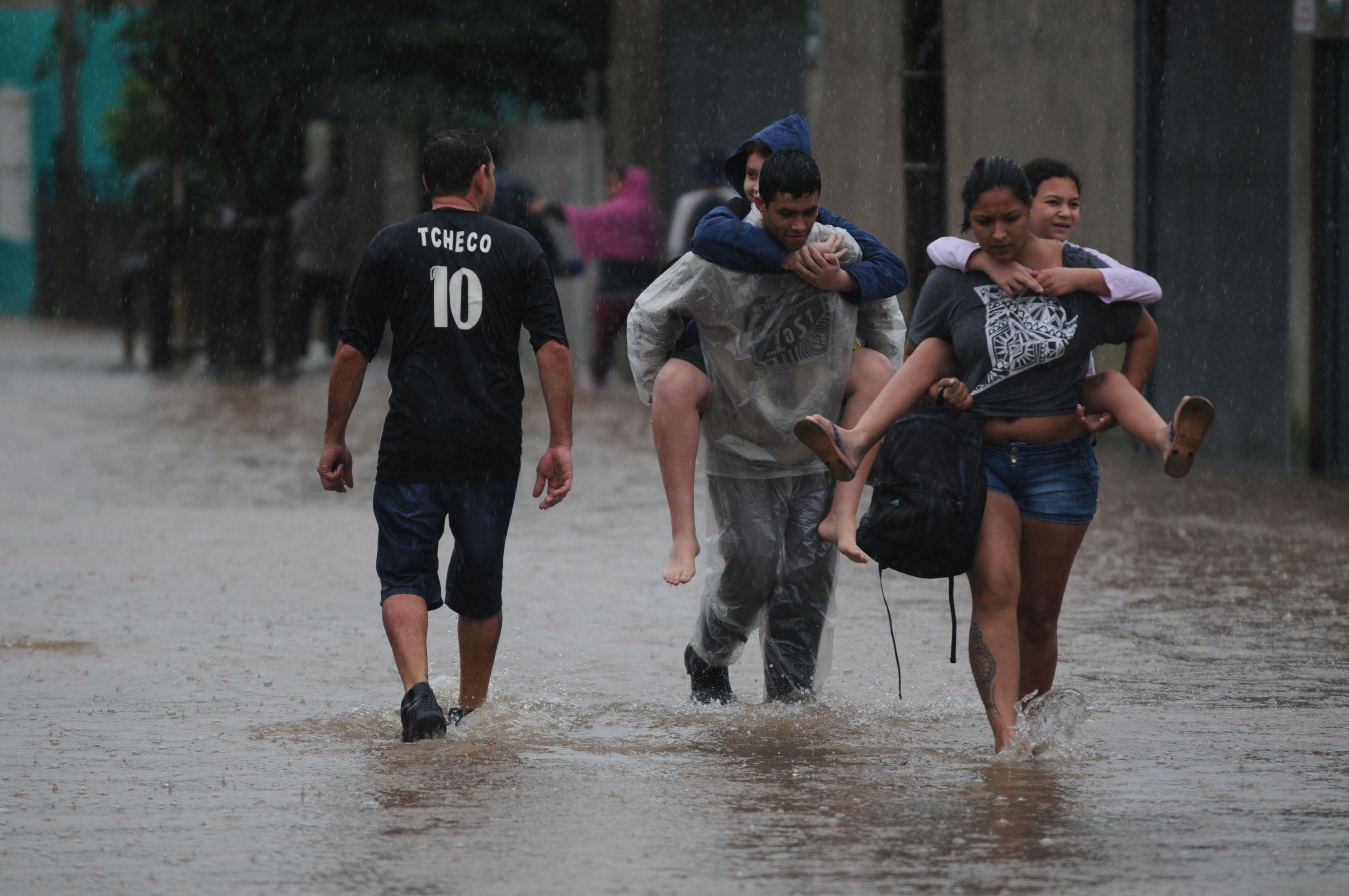 Mais de 8 mil pessoas s&atilde;o afetadas pela chuva em Gravata&iacute; 