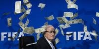 Manifestante jogou dinheiro na direção de Blatter em coletiva