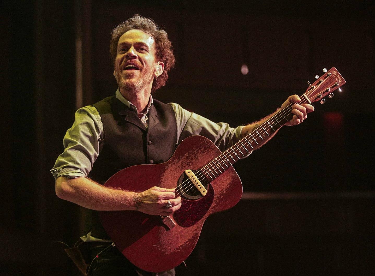Desta vez Nando Reis vem sozinho, sem Os Infernais, para show intimista