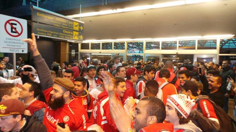 Cerca de 100 colorados foram ao aeroporto se despedir da delega&ccedil;&atilde;o do Inter
