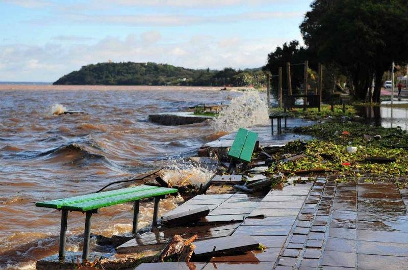 &Aacute;guas do Gua&iacute;ba invadem cal&ccedil;ad&atilde;o de Ipanema