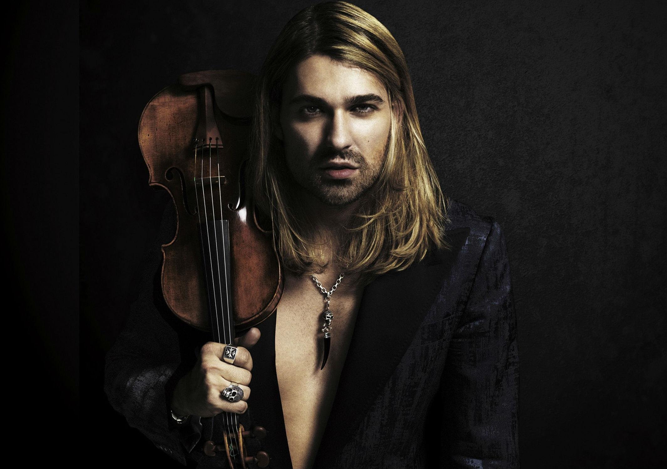 Fen&ocirc;meno do violino, David Garret faz show hoje no Ara&uacute;jo 