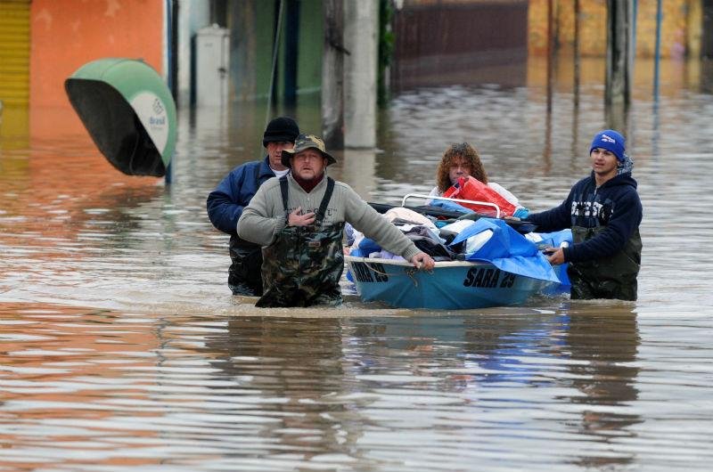 Bairro Americana, um dos mais prejudicados de Alvorada, segue alagado por causa do Arroio Feij&oacute;